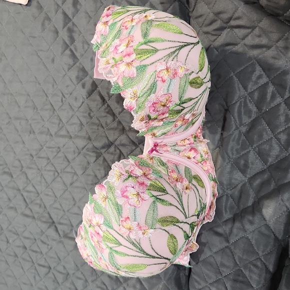 Victoria Secret Bra 🩷💐 - Picture 4 of 7